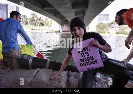 Rome, Italie. Le 15 décembre, 2019. Agir avant que ne soit trop tard'' (en italien 'Agiamo prima che sia troppo tardi'').faux noyer personnes flash mob par extinction Rébellion dans Roma dans le lac du quartier EUR.'s Better together rébellion, est un mouvement politique, avec l'objectif déclaré de l'utilisation de la désobéissance civile pour contraindre le gouvernement à agir face aux changements climatiques, dégradation de la biodiversité, et le risque d'effondrement écologique et social. Crédit : Matteo Trevisan/ZUMA/Alamy Fil Live News Banque D'Images