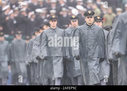 14 décembre 2019 : Les Cadets de l'armée pendant la marche avant un match de football NCAA entre l'armée et la marine des chevaliers noirs aspirants au Lincoln Financial Field à Philadelphie, PA. Mike Langish/Cal Sport Media. Banque D'Images