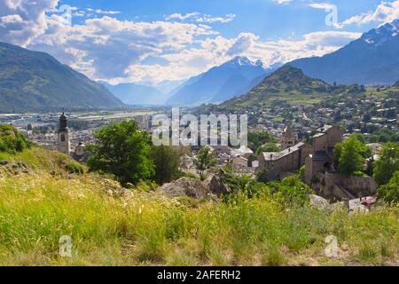 Vue panoramique sur la ville de Sion (Sion) et dans la magnifique Vallée du Rhône incorporés dans les Alpes suisses sur une belle journée sous un ciel bleu w Banque D'Images