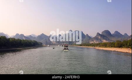 Rivière Li entouré par Karst entre Guilin et Yangshuo - Province du Guangxi, Chine Banque D'Images