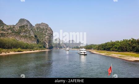 Rivière Li entouré par Karst entre Guilin et Yangshuo - Province du Guangxi, Chine Banque D'Images