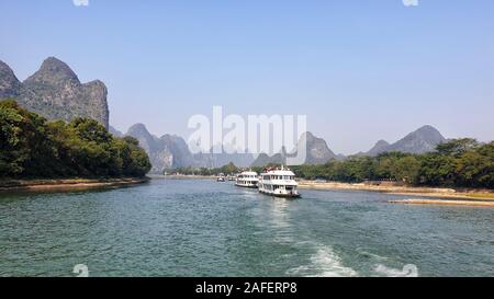 Rivière Li entouré par Karst entre Guilin et Yangshuo - Province du Guangxi, Chine Banque D'Images