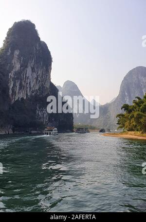 Rivière Li entouré par Karst entre Guilin et Yangshuo - Province du Guangxi, Chine Banque D'Images