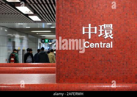 Hong Kong, Chine - Novembre 2019 : nom de la station centrale signe de MTR station de métro / gare de HongKong Banque D'Images