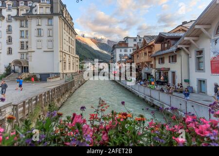 Chamonix vue depuis l'Arve, France Banque D'Images