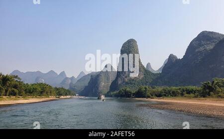 Rivière Li entouré par Karst entre Guilin et Yangshuo - Province du Guangxi, Chine Banque D'Images