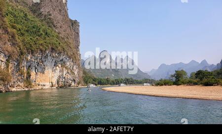 Rivière Li entouré par Karst entre Guilin et Yangshuo - Province du Guangxi, Chine Banque D'Images