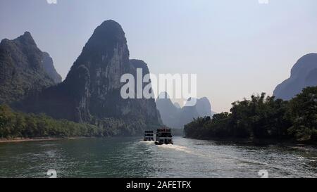 Rivière Li entouré par Karst entre Guilin et Yangshuo - Province du Guangxi, Chine Banque D'Images