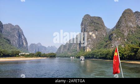 Rivière Li entouré par Karst entre Guilin et Yangshuo - Province du Guangxi, Chine Banque D'Images