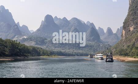 Rivière Li entouré par Karst entre Guilin et Yangshuo - Province du Guangxi, Chine Banque D'Images