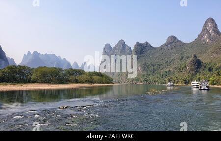 Rivière Li entouré par Karst entre Guilin et Yangshuo - Province du Guangxi, Chine Banque D'Images