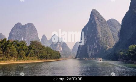 Rivière Li entouré par Karst entre Guilin et Yangshuo - Province du Guangxi, Chine Banque D'Images