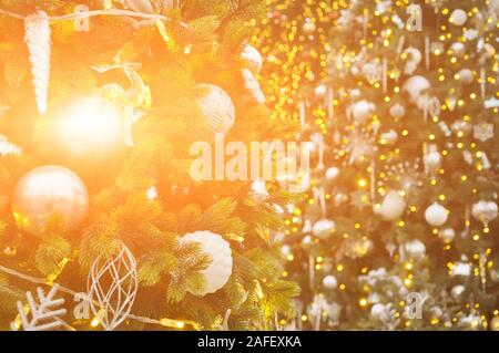 Les décorations de l'arbre de Noël sur l'arbre de Noël, des boules et des guirlandes. La texture, l'arrière-plan Banque D'Images