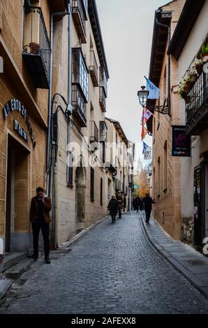 Segovia, Espagne - 8 déc 2019 : ruelles médiévales de la ville de Ségovie, près de Madrid. En 1985, la vieille ville de Ségovie et son aqueduc ont été déclaration Banque D'Images