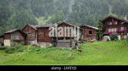 Montagne Suisse pittoresque hameau de Z'mutt, situé dans les Alpes, près de Zermatt Banque D'Images