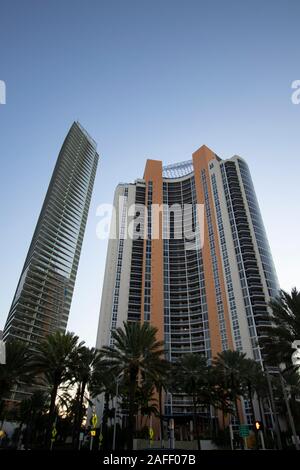Les tours d'habitation et les copropriétés à Sunny Isles Beach, Floride Banque D'Images