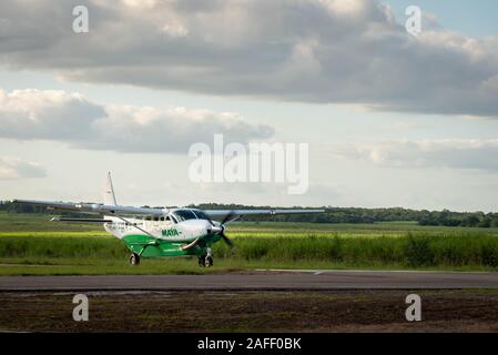 Orange Walk, Belize - 16 novembre, 2019. Petit Maya Island Air appareil à l'atterrissage sur la petite piste asphaltée au milieu du sucre Banque D'Images