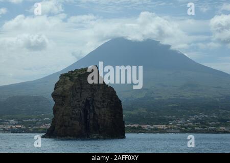 Islote em Pe une vue de traversier voyageant à partir de Pico Faial, Açores, Portugal Banque D'Images