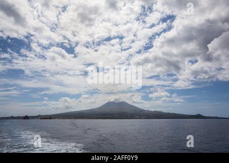 En venant de l'île de Pico à Faial, Pico sur la montagne de la mer, Açores, Portugal Banque D'Images