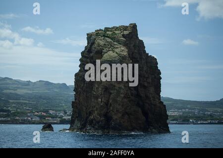 Islote em Pe une vue de traversier voyageant à partir de Pico Faial, Açores, Portugal Banque D'Images