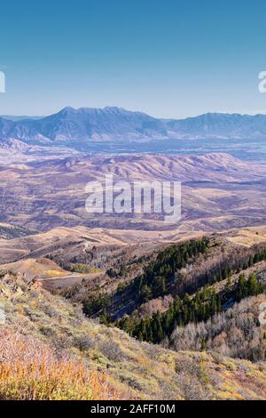 Les paysages des montagnes Rocheuses Wasatch Front de plage à Oquirrh à l'Utah Lake au cours de l'automne. Vue panoramique Près de Provo, Janie, Lone et Twin Peak Banque D'Images