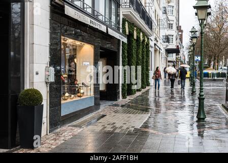 Vieille ville de Bruxelles, région de Bruxelles capitale / Belgique - 12 12 2019: Les gens qui marchent sur l'avenue de poisson d'Or près de Louise avec des boutiques de mode de luxe Banque D'Images