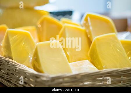 De délicieux fromages jaune fait main en vente sur le comptoir Banque D'Images