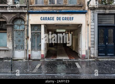 Bruxelles Vieille Ville, Bruxelles région capitale / Belgique - 12 12 2019: Façade et entrée d'un garage d'époque indépendant des affaires appelées garage de greef Banque D'Images