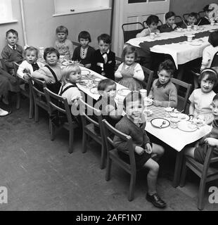 Années 1960, historiques, jeunes enfants assis à de longues tables à une fête d'église de village, Angleterre, Royaume-Uni. Banque D'Images