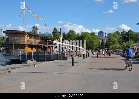 Lappeenranta, Finlande - 2 juin 2018: Les gens marchent et se reposent sur le remblai du lac Saimaa Banque D'Images