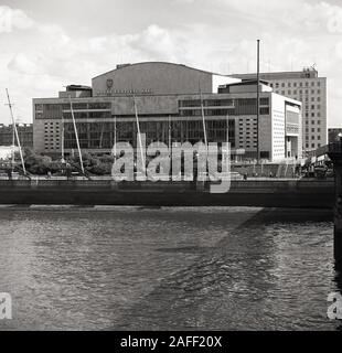 Années 1950, historique, vue extérieure du Royal Festival Hall, South Bank Riverside, Lambeth, Londres, SE1, Angleterre, Royaume-Uni. La salle de concert a été construite en 1951 pour le Festival de Grande-Bretagne. Banque D'Images