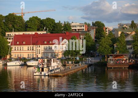 Lappeenranta, Finlande - juin 2, 2018 : Les gens se reposant dans restaurants en plein air au lac Saimaa. Saimaa est le plus grand lac de Finlande et le quatrième larg Banque D'Images