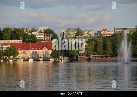 Lappeenranta, Finlande - juin 2, 2018 : Les gens se reposant dans restaurants en plein air au lac Saimaa. Saimaa est le plus grand lac de Finlande et le quatrième larg Banque D'Images