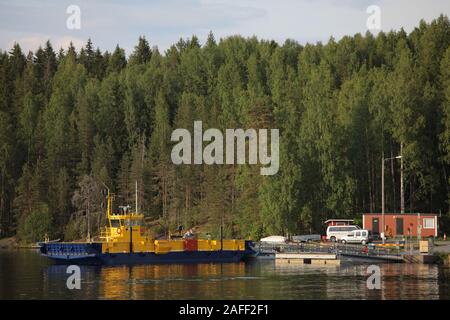 Lappeenranta, Finlande - 2 juin 2018 : les personnes à Lamposaari ferry sur le lac Saimaa. Créé en 1963, le traversier fonctionne maintenant par la demande et a l'rou Banque D'Images