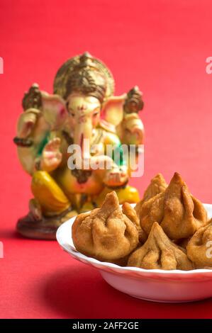 Cuisine indienne : Modak avec idole de Seigneur Ganesha, Maharashtra plat sucré, conception de cartes de vœux. Banque D'Images