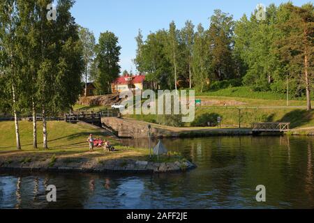 Lappeenranta, Finlande - juin 2, 2018 : Les gens se reposant sur la banque du canal de Saimaa. Le canal a été construit de 1845 à 1856 puis révisé et widene Banque D'Images