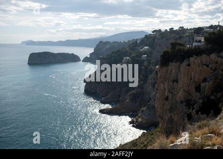 Littoral méditerranéen de Jávea avec de hautes falaises, littoral villas et Descubridor islet du Cabo de la Nao, Xàbia (Marina Alta, Alicante, Espagne) Banque D'Images