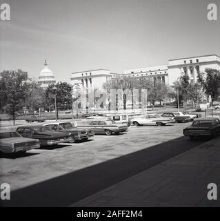 Années 1960, historiques, automobiles américaines garées dans la zone de Washington DC non loin des bâtiments du gouvernement fédéral américain à Capitol Hill. Le Capitole américain, également connu sous le nom de Capitole, la mer du Congrès américain, peut être vu en arrière-plan à gauche de Rayburn House. Banque D'Images