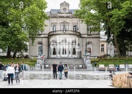 Ixelles, Bruxelles / Belgique - 05 31 2019: Personnes marchant dans la nouvelle zone piétonne rénovée autour de la place Fernand Cocq en face de l'hôtel de ville Banque D'Images