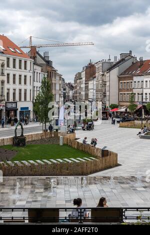 Ixelles Bruxelles Belgique 05 31 2019 Personnes marchant dans la nouvelle zone pietonne renovee autour de la place Fernand Cocq en face de l hotel de ville Photo Stock Alamy