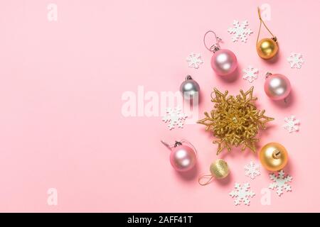 Mise à plat de Noël sur fond rose avec des décorations. Banque D'Images