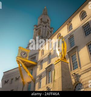 Horloge dorée et tachetée sur le Civic Hall à Leeds, West Yorkshire, Royaume-Uni Banque D'Images