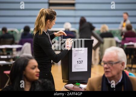 Maidenhead, Royaume-Uni. 12 Décembre, 2019. Un Royal Borough of Windsor and Maidenhead count superviseur ouvre une boîte de scrutin pour l'élection générale dans le Maide Banque D'Images