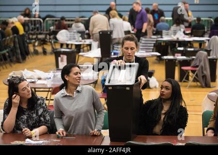 Maidenhead, Royaume-Uni. 12 Décembre, 2019. Un Royal Borough of Windsor and Maidenhead count superviseur ouvre une boîte de scrutin pour l'élection générale dans le Maide Banque D'Images