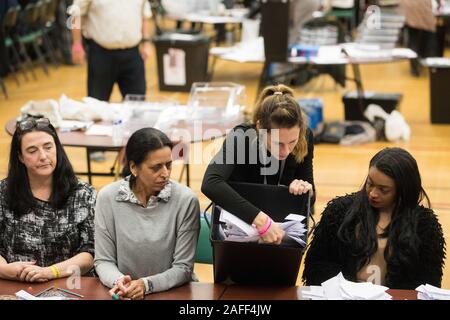 Maidenhead, Royaume-Uni. 12 Décembre, 2019. Un Royal Borough of Windsor and Maidenhead count superviseur ouvre une boîte de scrutin pour l'élection générale dans le Maide Banque D'Images