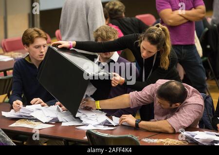 Maidenhead, Royaume-Uni. 12 Décembre, 2019. Un Royal Borough of Windsor and Maidenhead count superviseur ouvre une boîte de scrutin pour l'élection générale dans le Maide Banque D'Images