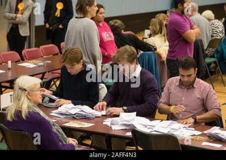 Maidenhead, Royaume-Uni. 12 Décembre, 2019. Royal Borough of Windsor and Maidenhead assistants nombre vérifier et compter voix exprimées lors de l'élection générale pour le th Banque D'Images