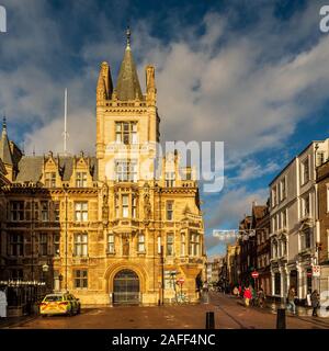 Gonville & Caius College Université de Cambridge avec Trinity Street sur la droite. Fondée en 1348. Banque D'Images