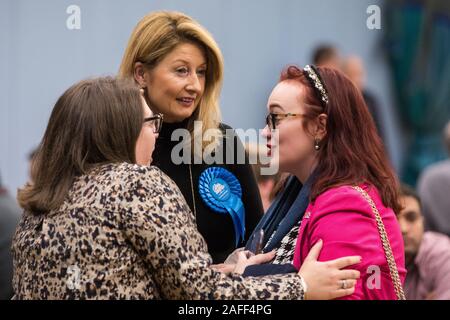 Maidenhead, Royaume-Uni. 12 Décembre, 2019. Cllr Samantha Rayner (c, Conservateur), observe la procédure à compter de l'élection générale pour le Maidenhe Banque D'Images