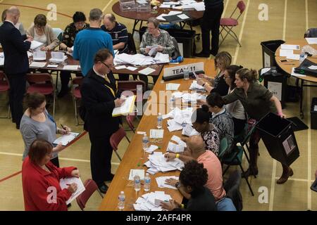 Maidenhead, Royaume-Uni. 12 Décembre, 2019. Au dépouillement de vérifier et de compter les votes exprimés dans l'élection générale de la circonscription de Windsor. Credit : Mark K Banque D'Images